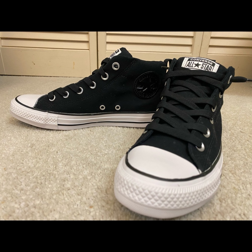 Converse All Star Chuck Taylor Mid High NEW Size 7